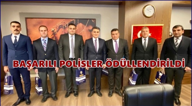 Zeybek'ten başarılı polislere &ouml;d&uuml;l