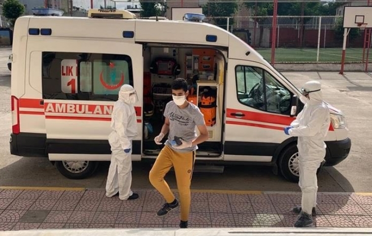 KORONA TEDAVİSİ GÖREN GENÇLER AMBULANSLA SINAVA GÖTÜRÜLDÜ