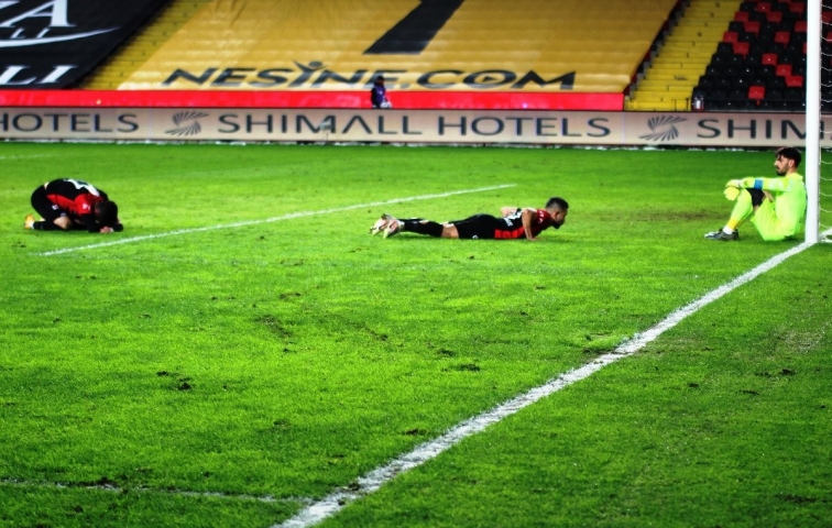 90+7&#039;DE KENDİ KALESİNE GOL ATTI ÖZÜR DİLEYİP TAKIMDAN AYRILDI