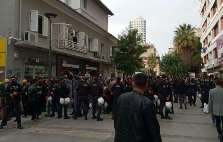 İZMİR&#039;DE BOĞAZİÇİ PROTESTOSUNA MÜDAHALE ÇOK SAYIDA GÖZALTI VAR...