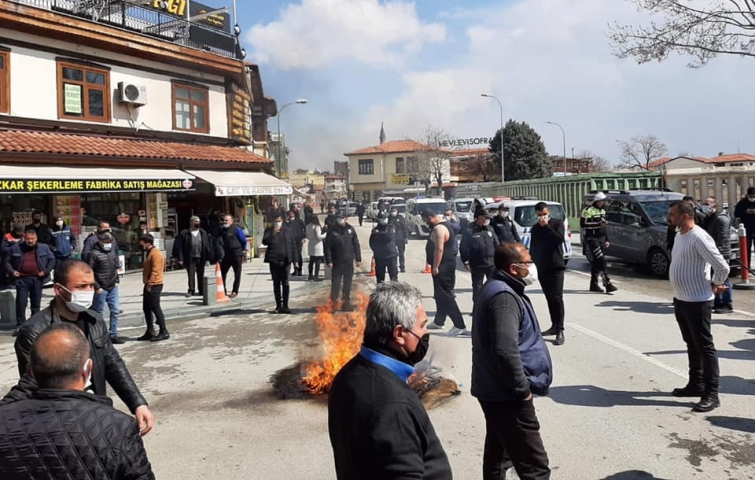 PANDEMİ TEDBİRLERİNİ PROTESTO EDEN ESNAF MASA SANDALYE YAKTI!