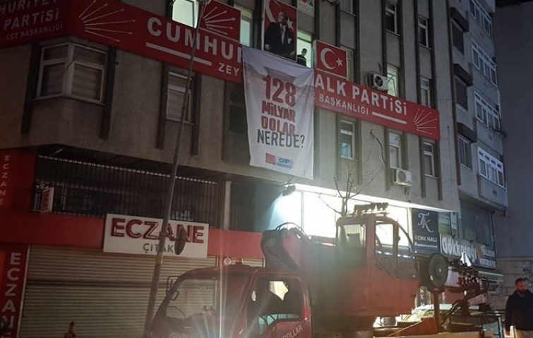 CHP&#039;NİN AFİŞLERİ POLİS TARAFINDAN BÖYLE SÖKÜLDÜ!