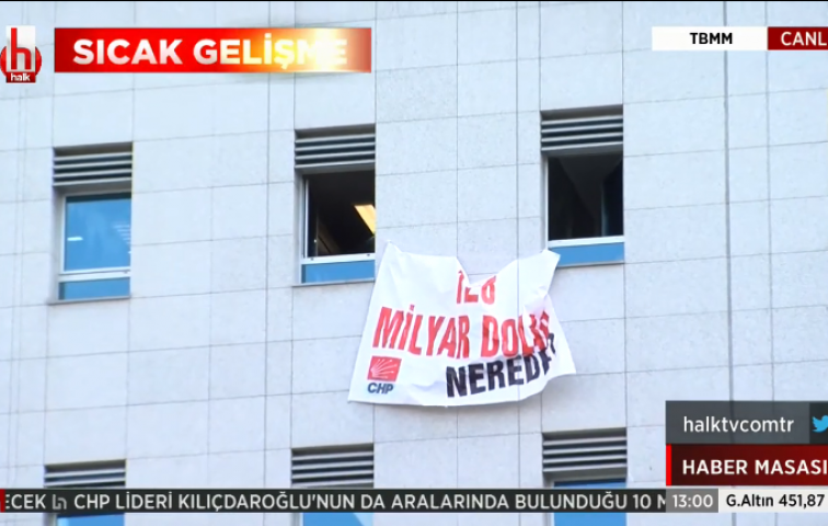 CHP&#039;Lİ MAHMUT TANAL &#039;128 MİLYAR DOLAR NEREDE?&#039; AFİŞİNİ MECLİS BİNASINA ASTI!