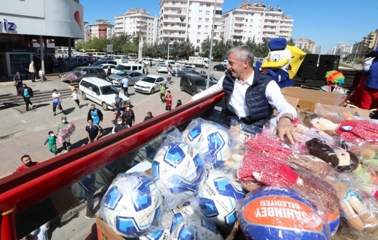 BELEDİYE OYUNCAK DAĞITTI, ÇOCUKLAR BİRBİRİNİ EZDİ!