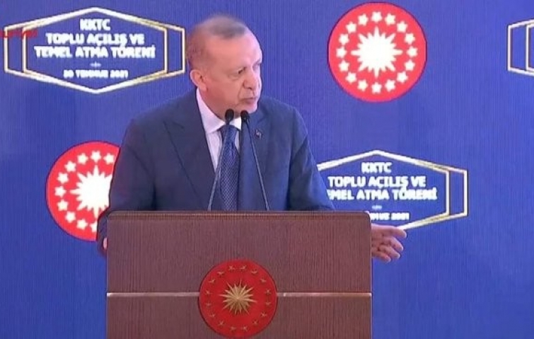 ERDOĞAN&#039;IN PROMPTERİ TAKILDI GÖREVLİLERİ BÖYLE AZARLADI!