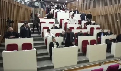 AKP'li meclis üyeleri Tanju Özcan'a su fırlattı