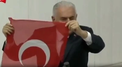 Binali Yıldırım İstiklal Marşı'nı kağıda bakarak yanlış okudu