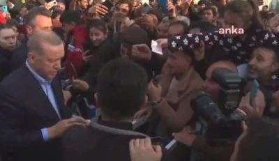 ERDOĞAN DEPREMZEDE ÇOCUKLARA PARA DAĞITTI!