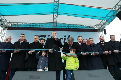 ERDOĞAN 'DUYANLARA DUYMAYANLARA' ŞARKISINI SÖYLEDİ 
