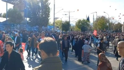 KONYA'DA ERDOĞAN ÇIKMADAN MİTİNG ALANI DAĞILDI