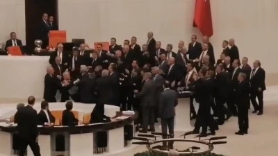 MECLİS'TE YUMRUKLU KAVGA!