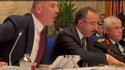 SOYLU KAVGA EDERKEN, YARDIMCISI ÇATAKLI SİMİT YEDİ!