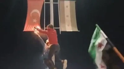 SURİYE'DE MUHALİFLER TÜRK BAYRAĞI'NI YAKTI!