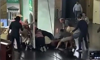 Yazar Salman Rüşdi sahnede saldırıya uğradı!
